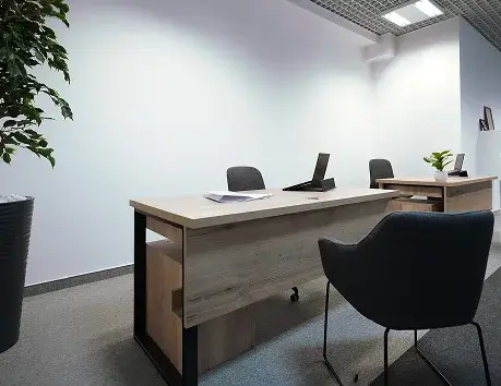 Jasne, przestronne biuro z ergonomicznymi stanowiskami pracy