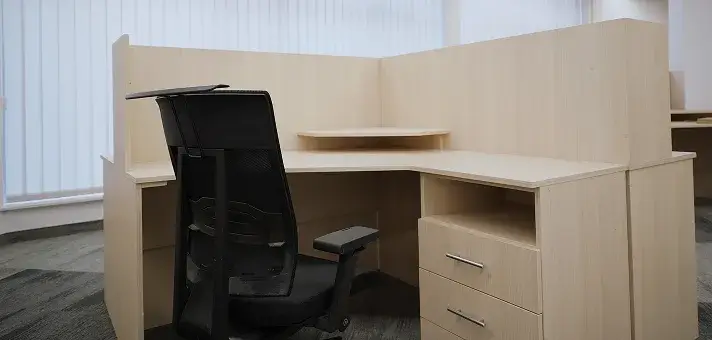 Dedykowane biurko w CtrlSpace – stałe, wygodne miejsce do pracy bez codziennego pakowania się.